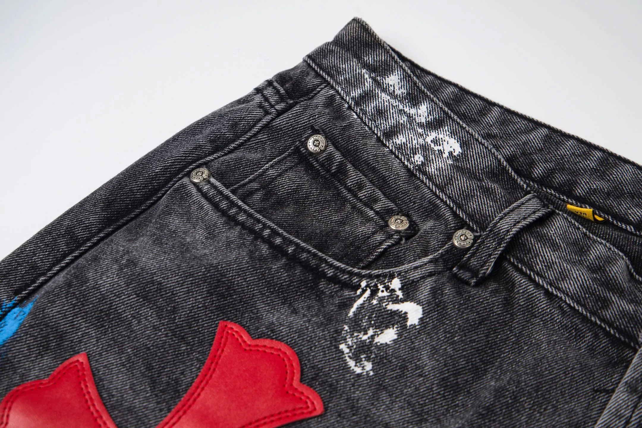 💰280 GALLERY DEPT & Chrome hearts Chrome Hearts co-branded big red logo with blue, yellow, black and white multi-color splicing washed jeans. Really restores the ultimate vintage texture. Three-dimensional version. Loose and comfortable, not picky about the figure. Makes taller and slimmer. Factory Seiko. Original quality control. Same style for men and women. Can be matched with couples. Versatile recommendation. Must-have jeans for all seasons. Fashionistas have been disappointed. From the quality selection of fabrics, the tailoring of details, and the matching of patterns, they are all impeccable! The upper body is so handsome when worn...it can be easily worn by men, women and children! The craftsmanship is made of heavy-duty washed pure cotton denim fabric. After washing, it is soft and thick. It is very stylish when worn on the body. Style number: 1757# Color: black Size: 28 30 32 34 36